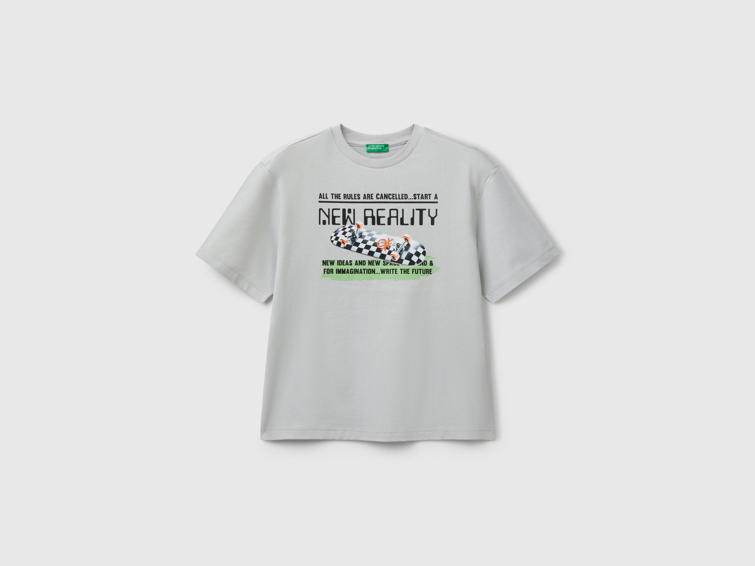 T-shirt gris avec impression sur le devant