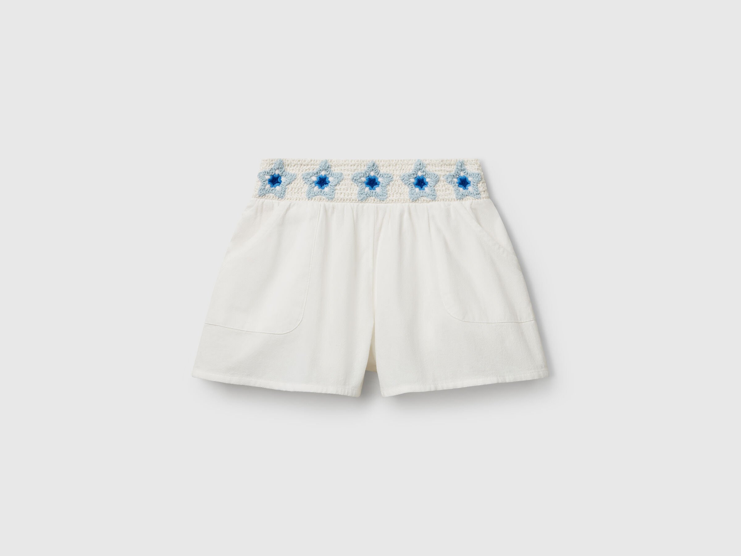 Pantalon court à fleurs en macramé