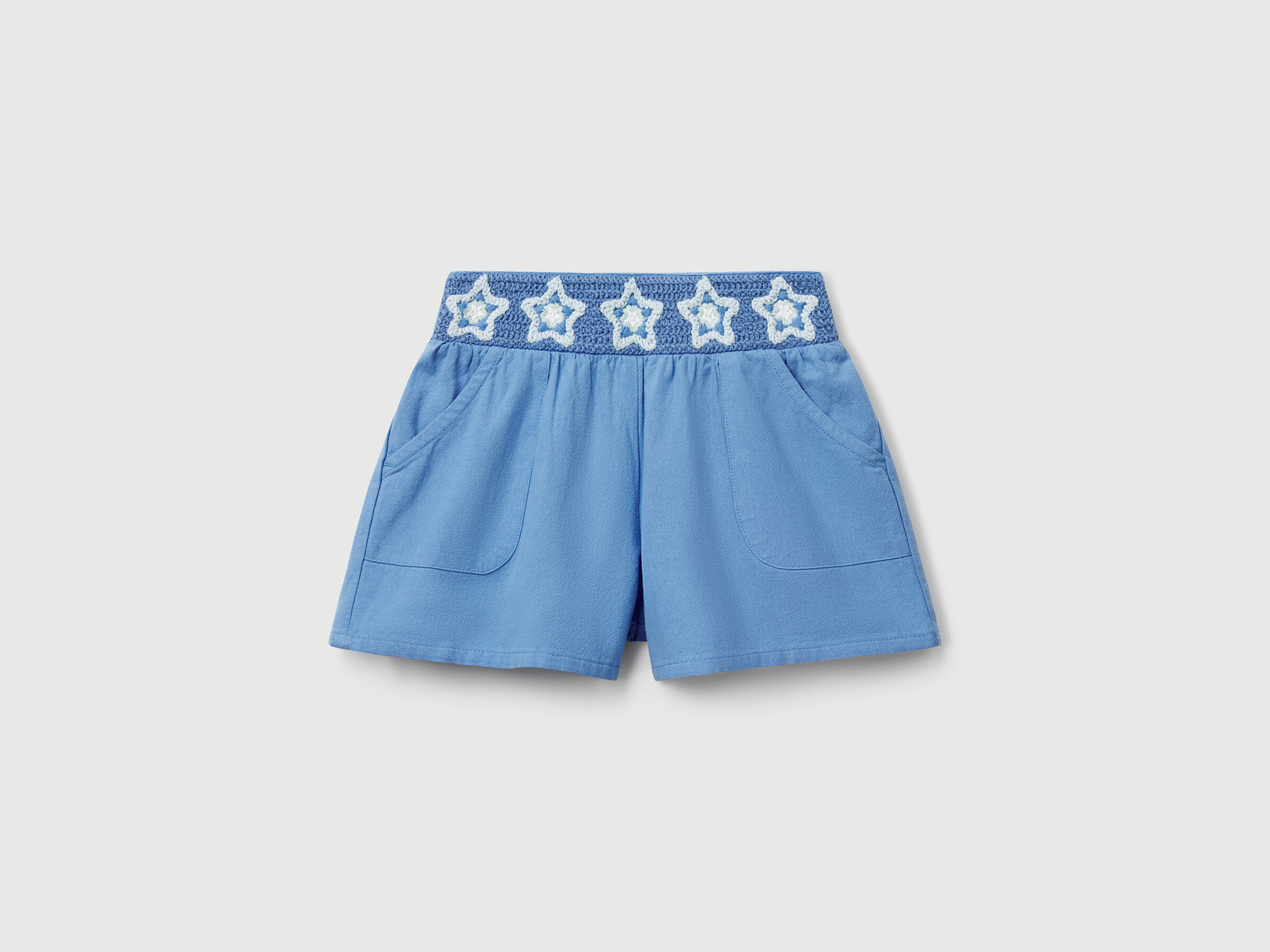 Pantalon court à fleurs en macramé