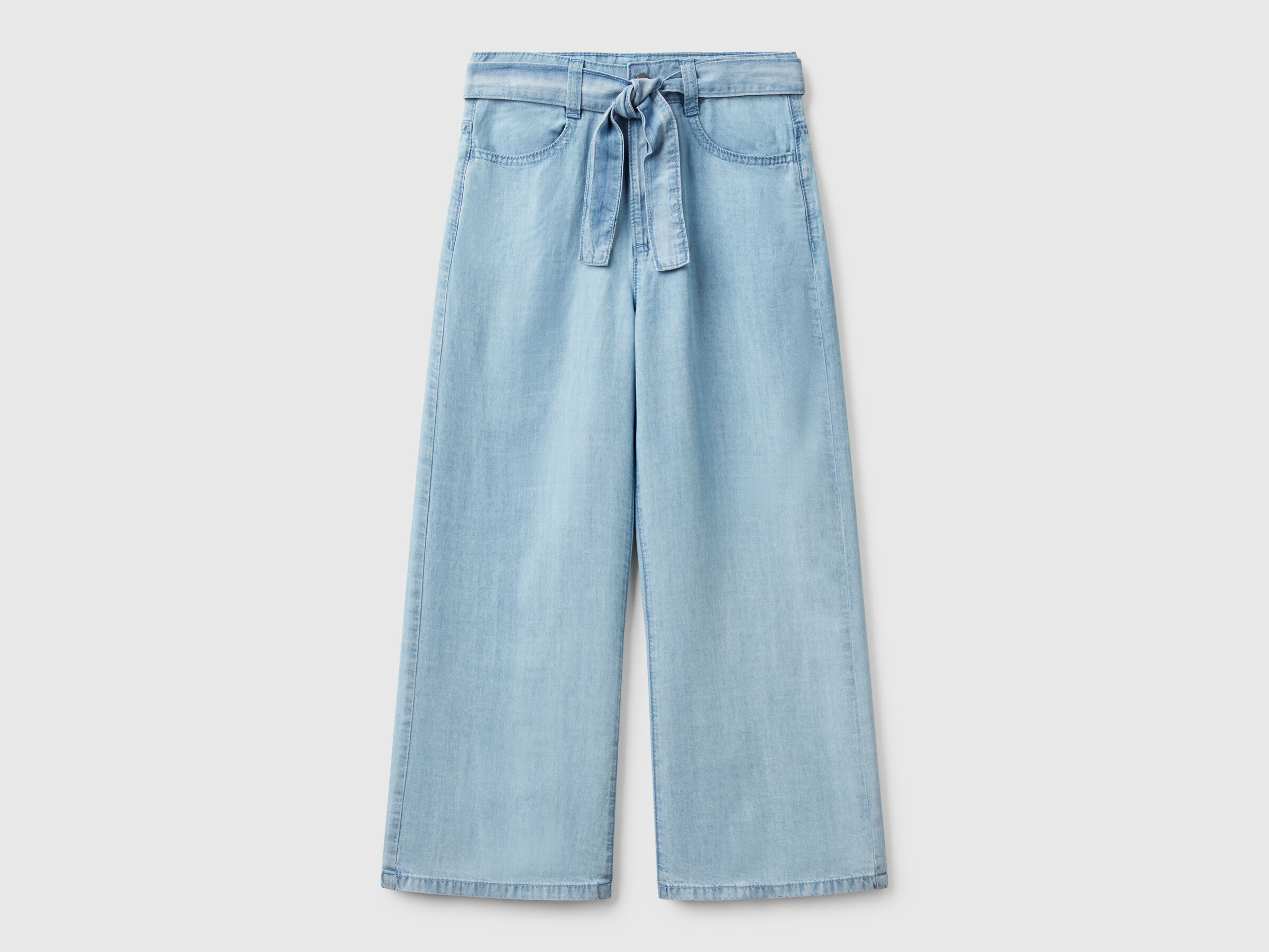 Jean coupe large avec ceinture