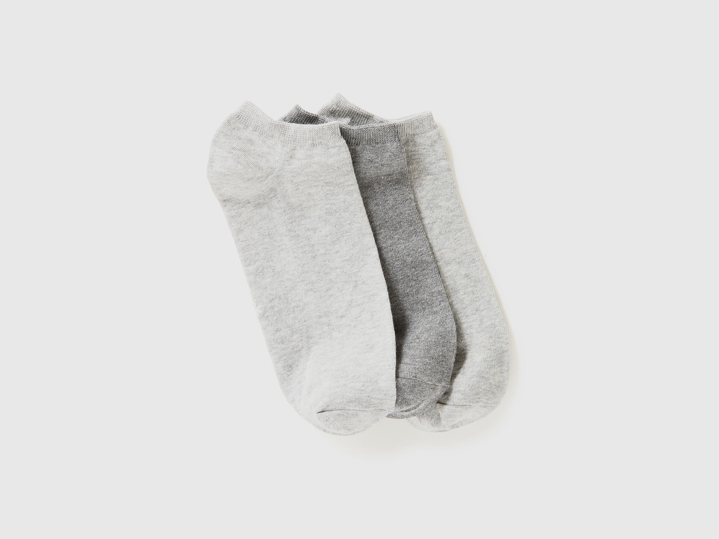 Trois paires de chaussettes courtes